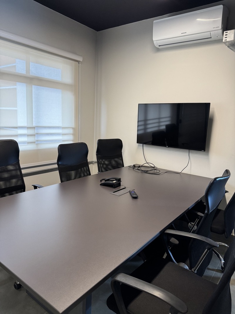 Uberaba Coworking - Sala de reunião equipada